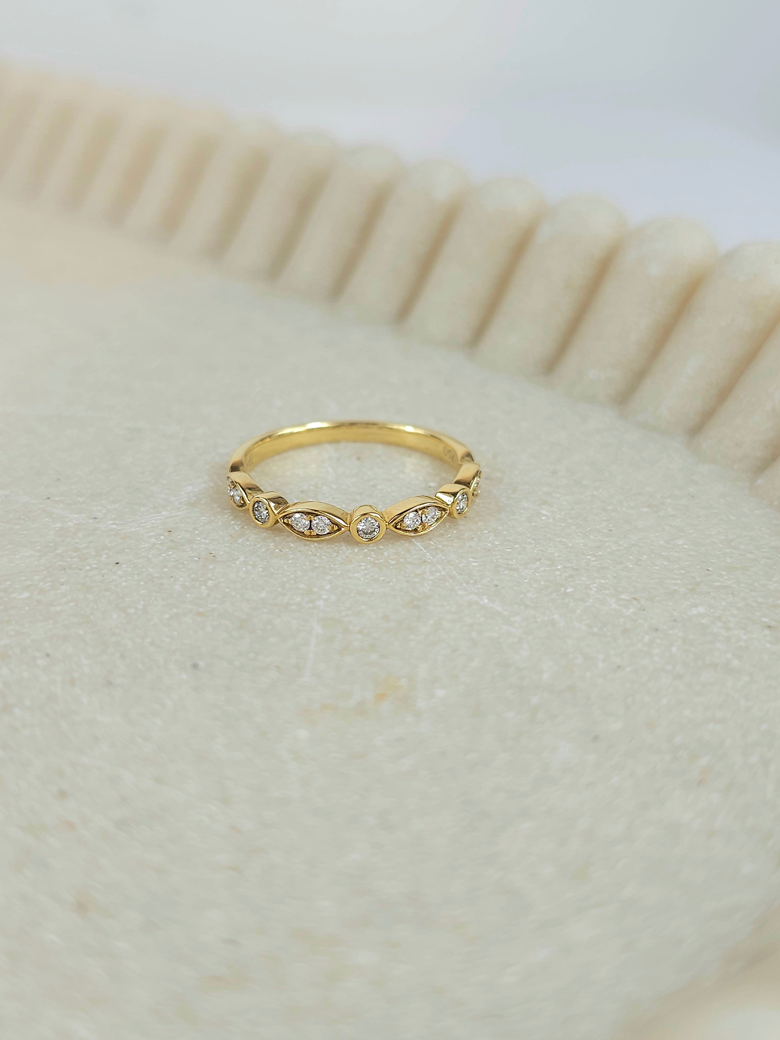 18ct Yellow Gold Round and Marquise shaped Diamond wedding band, equalling 0.20ct