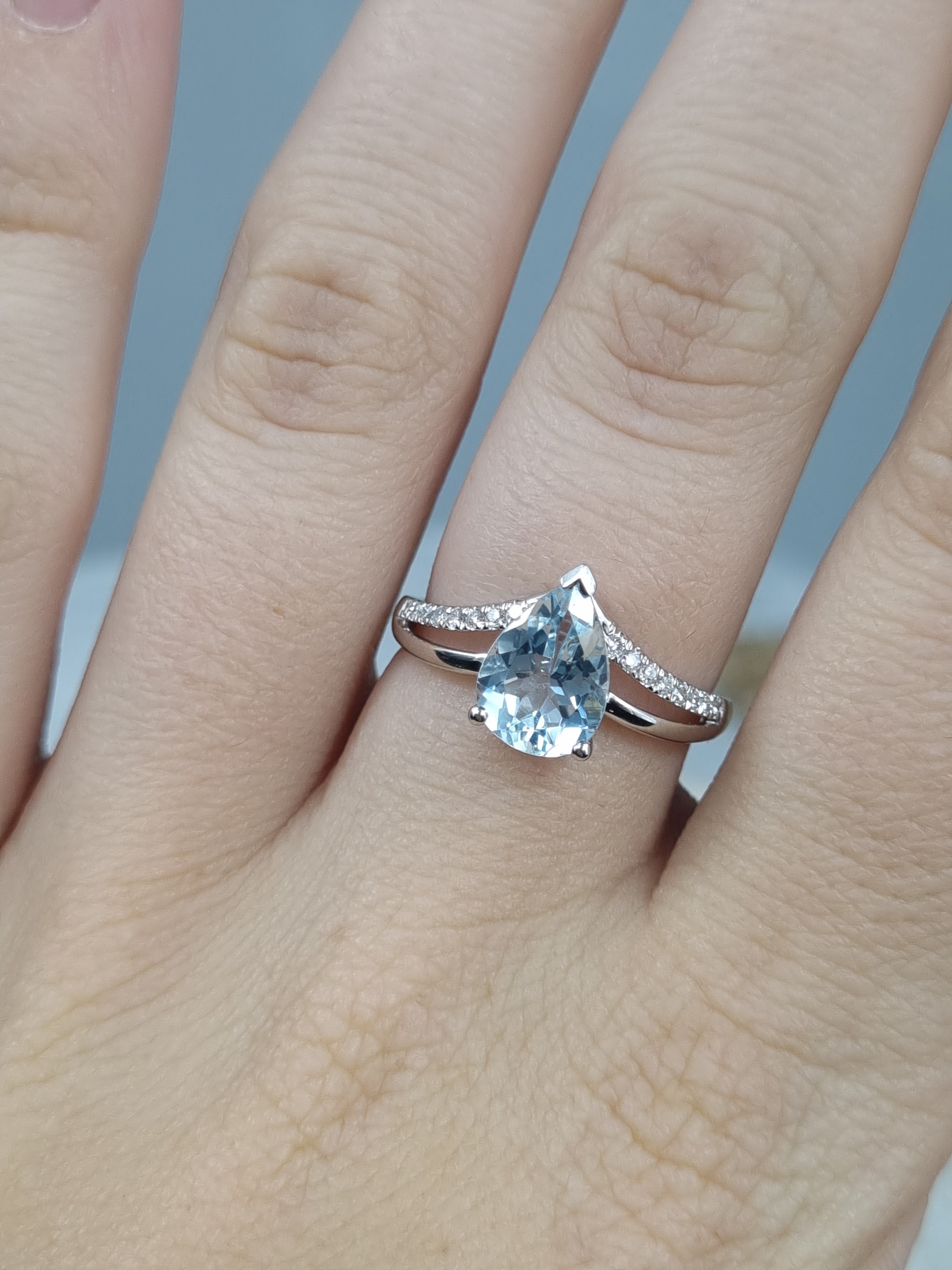 18ct White Gold Aquamarine and Diamond dress ring