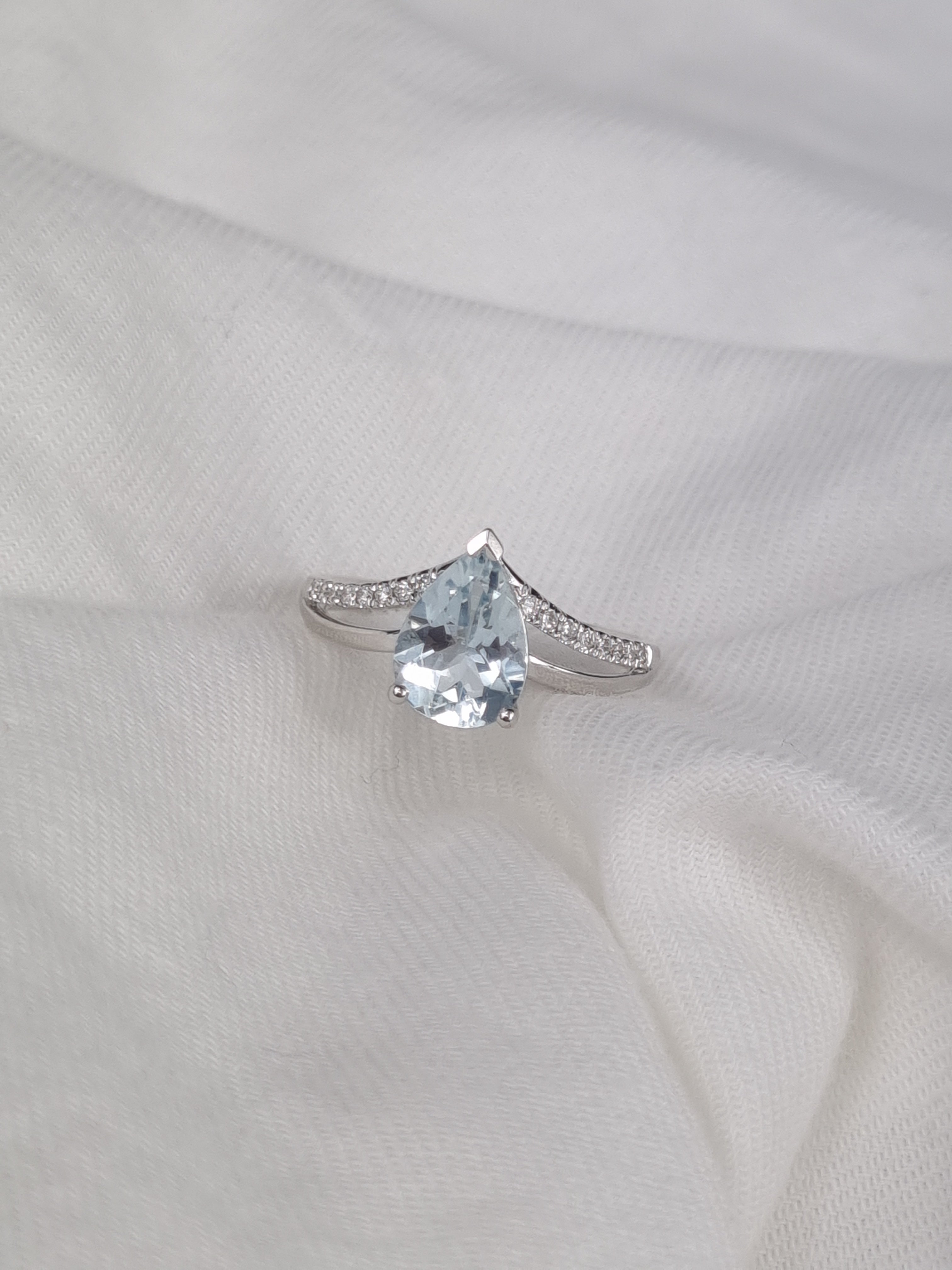 18ct White Gold Aquamarine and Diamond dress ring